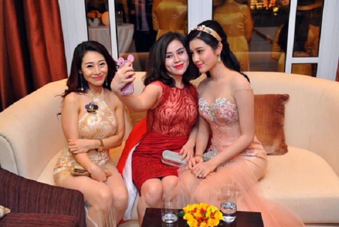 Á Hậu Huyền My chụp ảnh kỷ niệm cùng khán giả tại lễ ra mắt thương hiệu Crystala Spa Beauty &amp; Clinic