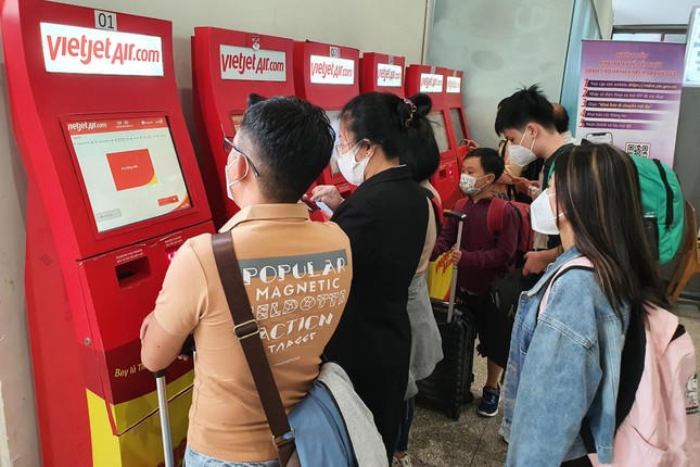 24 tháng Chạp, biển người chen chân về quê ăn Tết ở sân bay Tân Sơn Nhất ảnh 5