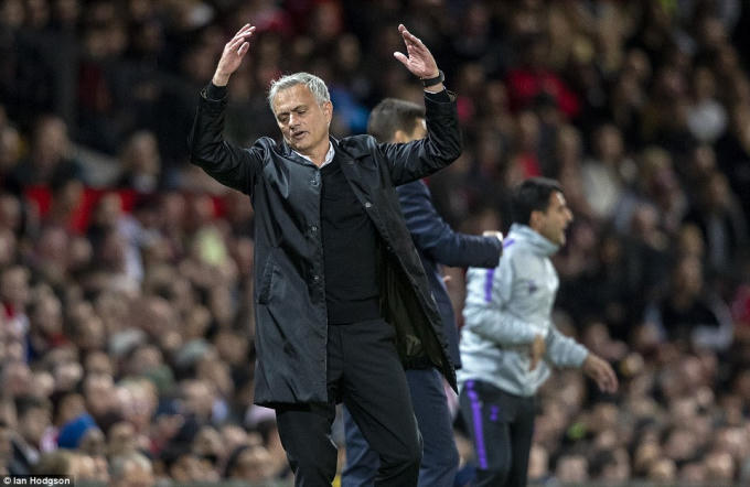 HLV Mourinho đã có những thay đổi đáng chú ý trong trận đấu này. (Ảnh: Ian Hdgson)