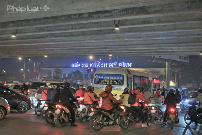 Hướng di chuyển về các bên xe lớn cua Thủ đô luôn đông kín người.