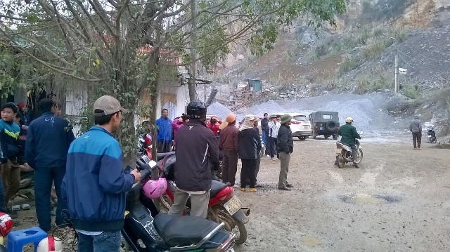 Rất đông người dân tập trung gần khu mỏ đá. Lực lượng cứu hộ vẫn nỗ lực tìm kiếm nạn nhân mất tích
