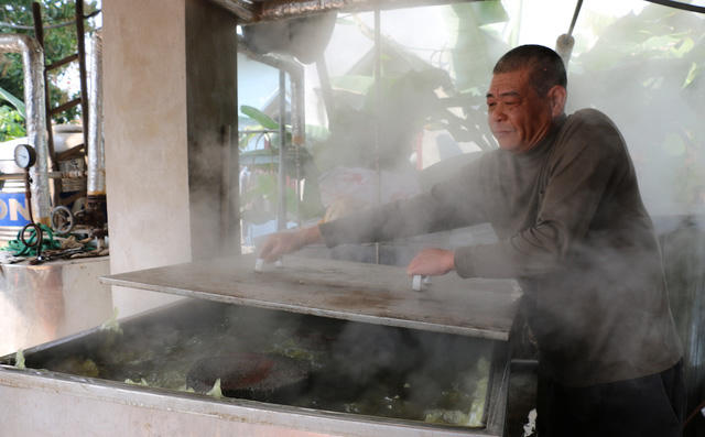 Luộc bánh chưng bằng nồi hơi cũng giảm tiêu thụ than củi, giảm ảnh hưởng tới môi trường. Phương pháp luộc này còn có ưu điểm là làm nước sôi đều tới cả đáy nồi, do vậy, không cần phải lót cuộng lá, bánh cũng không lo bị cháy, khê.