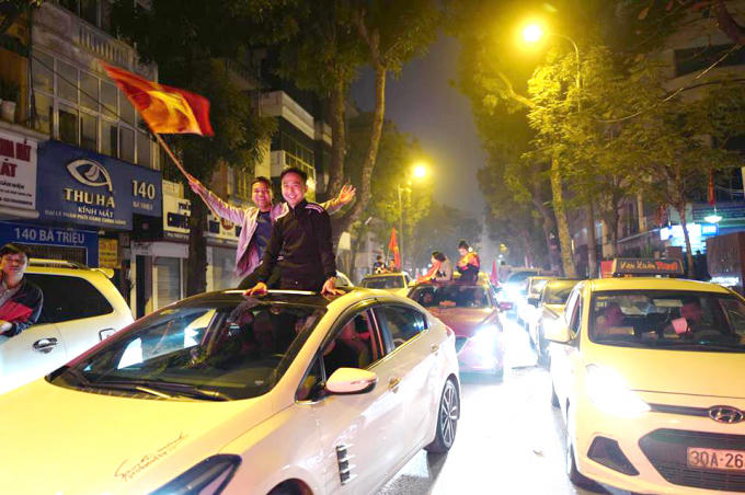 Hàng dài những chiếc xe ô tô trên phố Bà Triệu, TP Hà Nội "diễu hành" ăn mừng chiến thắng của U23 Việt Nam.