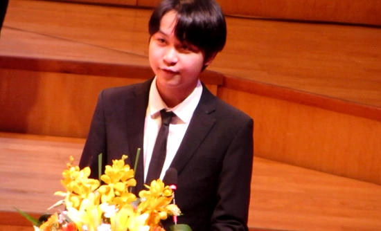 Nguyễn Đăng Quang đại diện cho các sinh viên nhận học bổng lên phát biểu.