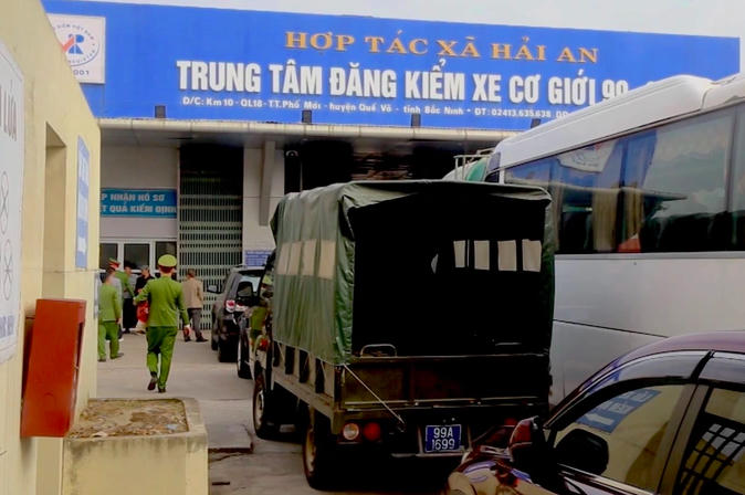 Trung tâm đăng kiểm 99-03D ở Bắc Ninh bị công an tỉnh này khám xét khẩn cấp và khởi tố 14 đối tượng bao gồm cả Giám đốc và phó giám đốc trung tâm.