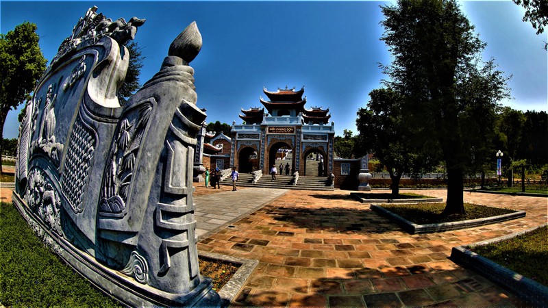 Di tích Đền Chung Sơn thờ gia tiên Chủ tịch Hồ Chí Minh.