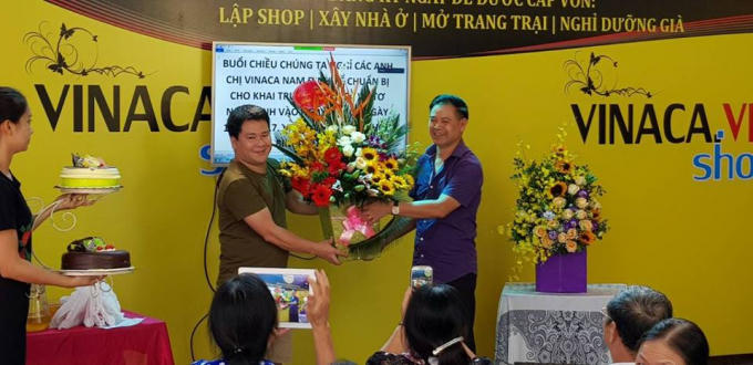 CEO Nguyễn Xuân Thu còn được tô vẽ là chàng trai nghiên cứu khoa học rất tâm huyết (Ảnh: IT)