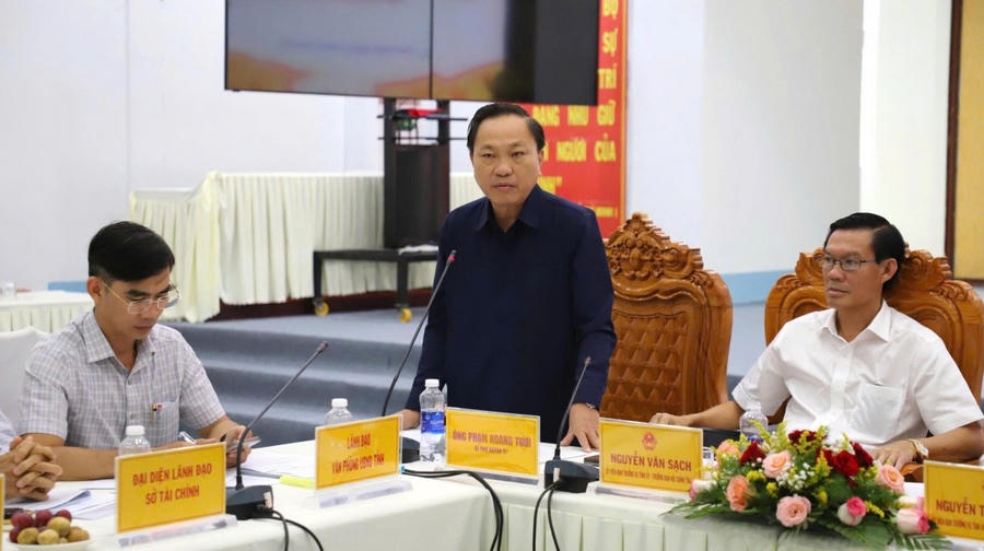 Bí thư Huyện ủy Vĩnh Thuận Phạm Hoàng Tươi phát biểu tại buổi làm việc
