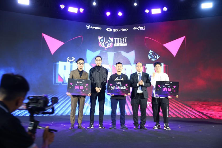 Các game thủ chiến thắng tại Đấu trường Esports - Sự kiện bên lề Diễn đàn. (Ảnh: Lê Tiên)