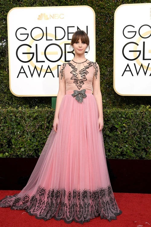 Bộ đầm họa tiết 3D của Gucci giúp Felicity Jones gây ấn tượng trên thảm đỏ.