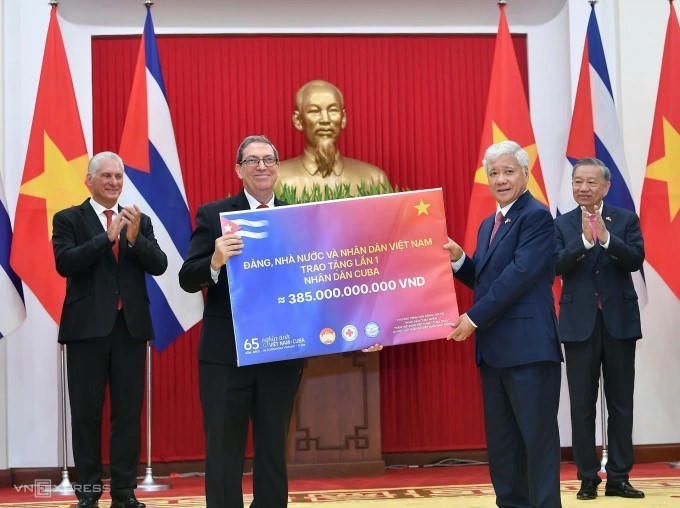 Tổng Bí thư Tô Lâm và Bí thư thứ nhất, Chủ tịch Cuba Miguel Diaz-Canel Bermudez chứng kiến lễ trao tặng lần 1 nhân dân Cuba số tiền 385 tỷ đồng. Ảnh: VNE