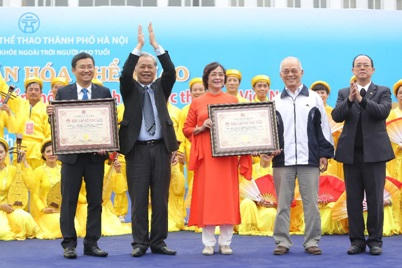 Vinamilk và CLB Sức khỏe ngoài trời Hà Nội sở hữu kỷ lục Việt Nam với số lượng người tham gia đồng diễn dưỡng sinh đông nhất.