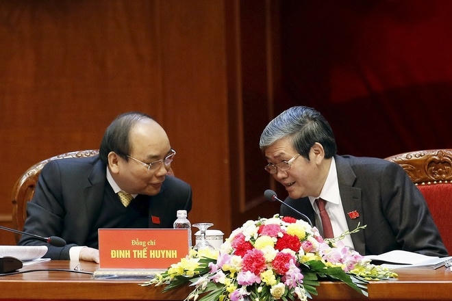 Trưởng ban Tuyên giáo Trung ương Đinh Thế Huynh (phải) và Phó thủ tướng Nguyễn Xuân Phúc.  (Ảnh: Reuters)