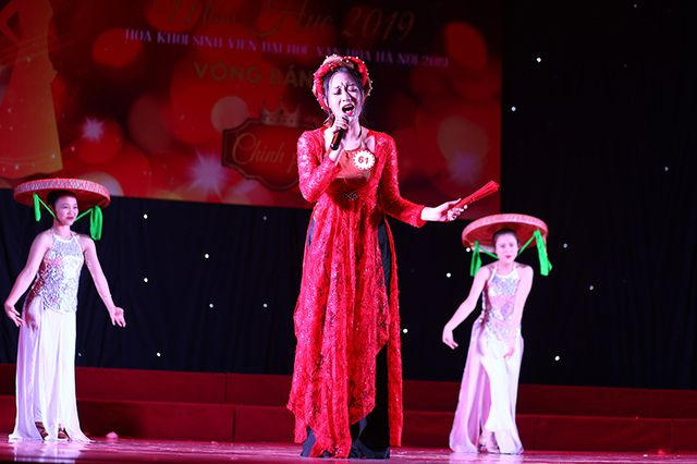 Cũng lựa chọn năng khiếu ca hát, nữ sinh Chúc Thị Bích Ngọc đến từ khoa Văn hoá dân tộc thiểu số lại lựa chọn ca khúc Son để ca ngợi nét đẹp của người phụ nữ.