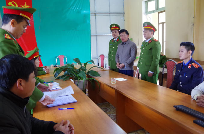 Cơ quan CSĐT đọc lệnh bắt ông Chái. (ảnh: Công an tỉnh Hà Giang).