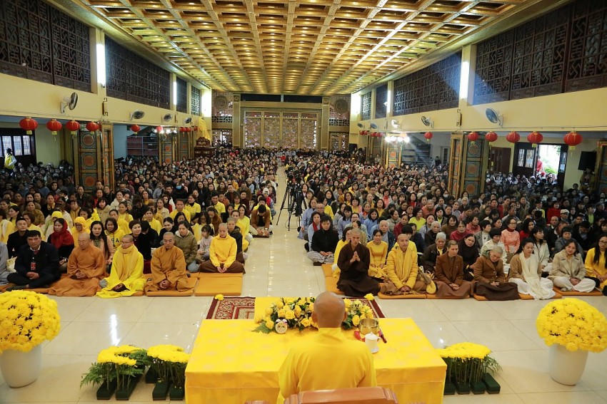 Toàn thể phật tử trang nghiêm bên trong chính điện tham dự buổi pháp thoại. Ảnh: Đội truyền thông chùa Long Hưng