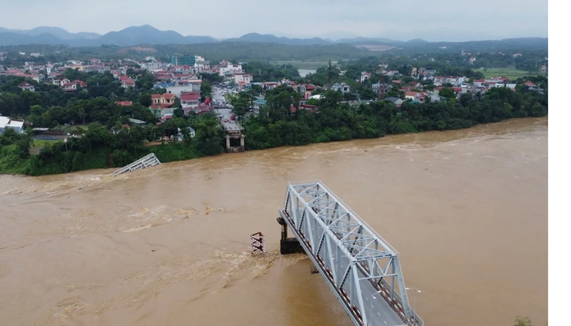 Cầu Phong Châu bị sập ngày 9/9 khiến nhiều người mất tích.