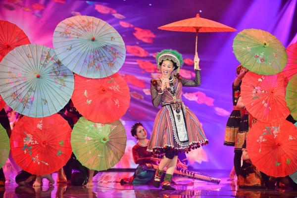 Maya diện trang phục Hmông khi biểu diễn một bài hát dân ca Thái, gây nhiều bức xúc cho khán giả theo dõi chương trình. Ảnh: internet.