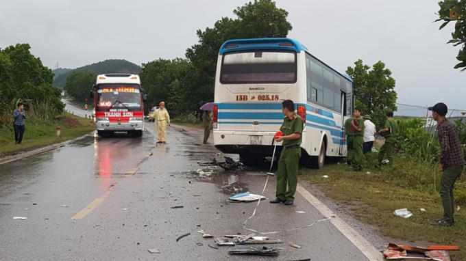 Lực lượng CSGT Đội Trung tâm Dẫn đoàn và lực lượng Công an TP Cẩm Phả có mặt tại hiện trường phân luồng giao thông và điều tra làm rõ nguyên nhân vụ tai nạn.