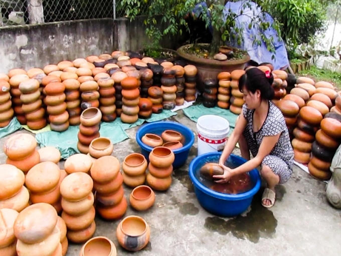 Người dân tất bật hơn trong dịp giáp tết để kịp cung ứng ra thị trường.