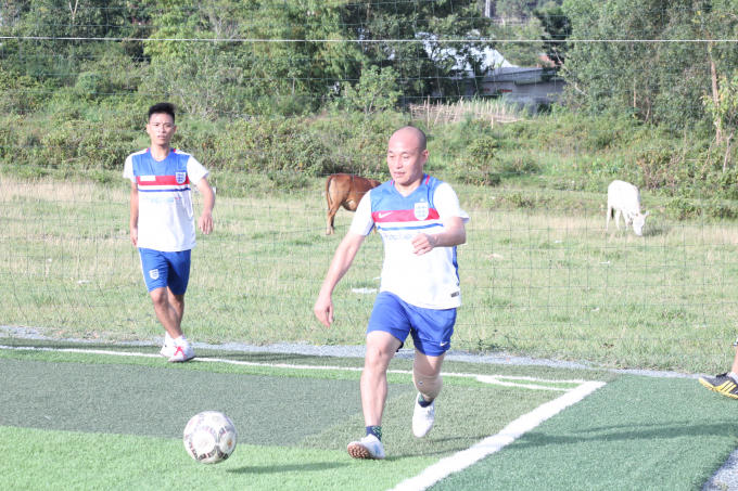 Một pha đi bóng của cầu thủ Phạm Quốc Cường.
