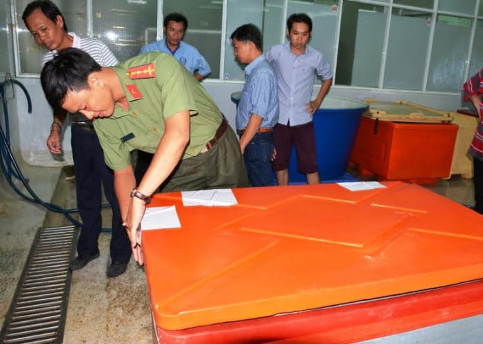 Đoàn kiểm tra tiền hành niêm phong tang vật.