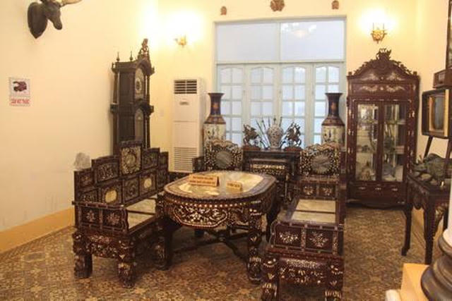 Nhiều vật liệu xây dựng ngôi nhà cũng được đưa từ Pháp về. Khi vừa bước chân vào trong, khách đã ấn tượng với các đường nét thiết kế tinh tế toát lên sự sang trọng, trên trần nhà có đèn màu vàng kiểu cổ. Tầng một là nơi có hai phòng ngủ, phòng khách, 2 đại sảnh và cầu thang dẫn lên phía trên.