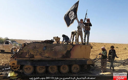 Các thành viên nhóm Wilayat Sinai tấn công vào một xe bọc thép của quân đội Ai Cập. (Ảnh: Telegraph)