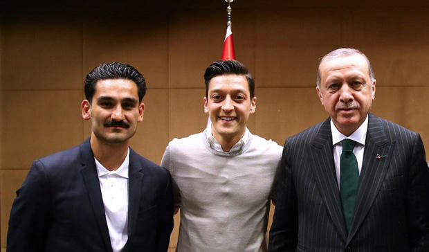 Mesut Ozil tuy&ecirc;n bố chia tay đội tuyển Đức