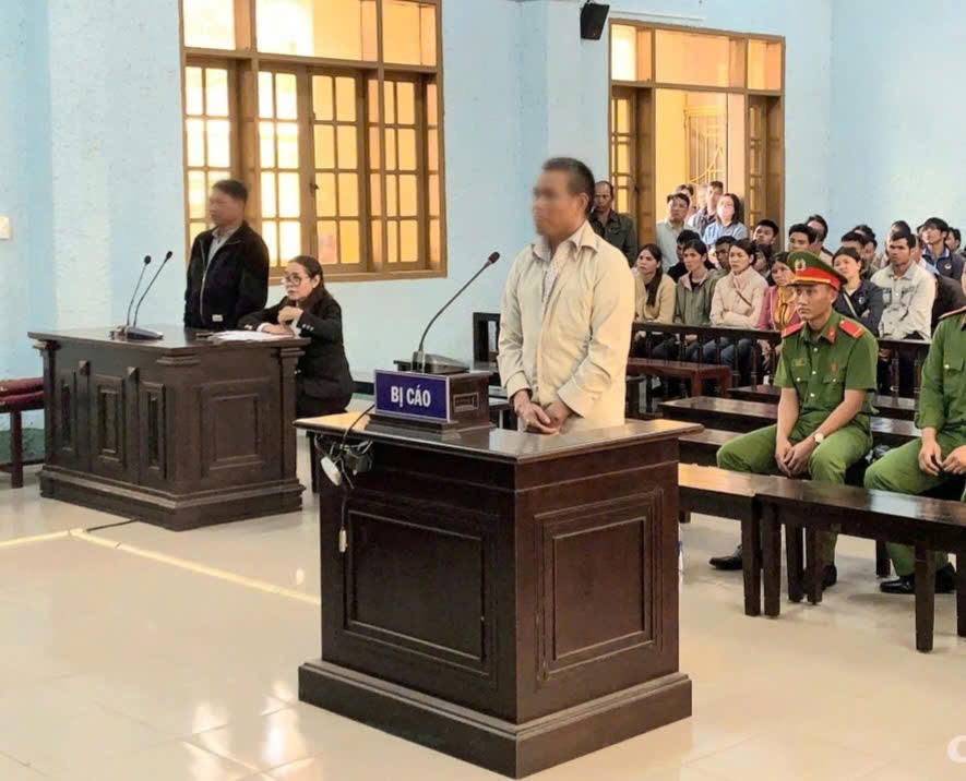 Bị cáo Rơ Châm Grông nhận mức án 7 năm tù về tội “Phá hoại chính sách đoàn kết". Ảnh: Trần Sỹ