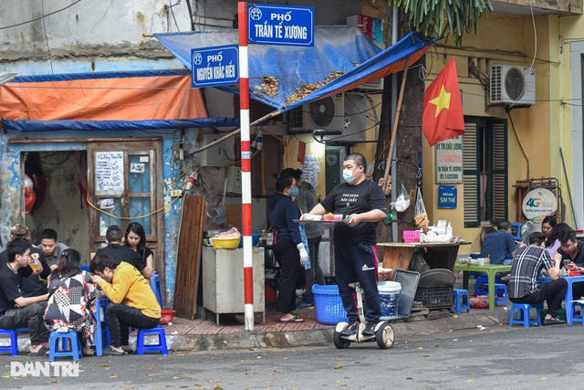 Theo đó, thay vì bưng đồ ăn bằng cách truyền thống, anh Thế đã sử dụng xe điện cân bằng làm phương tiện di chuyển để giao hàng cho khách thuận lợi và nhanh chóng hơn.