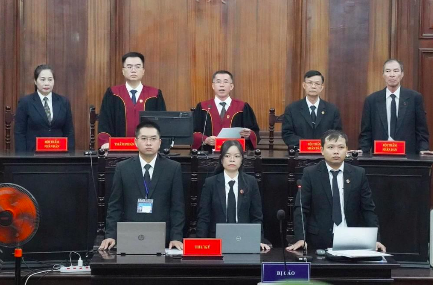 Khoảng 8h sáng, HĐXX do thẩm phán Trần Minh Châu làm chủ tọa đã cho phiên xử bắt đầu với phần thẩm tra tư pháp các bị cáo và người dự tòa. Ảnh Nghiêm Ý
