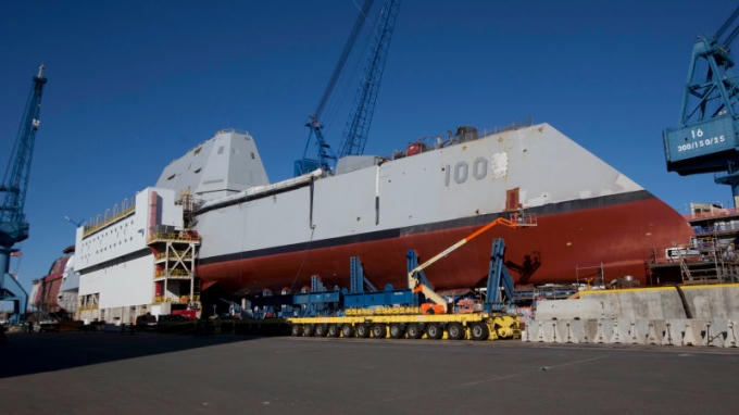 Tàu khu trục Zumwalt, kí hiệu DDG 1000,được bắt đầu vào ngày 1122009. Con tàu được giới thiệu lần đầu tiên vào mùa thu 2013. Dự án đã bị chậm trễ vì lí do chi phí chế tạo tăng cao.