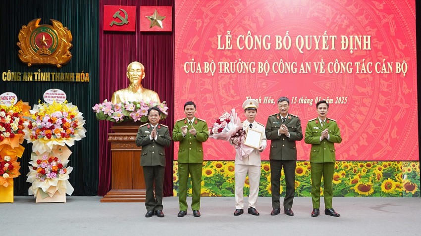 Các đồng chí trong Ban Thường vụ Đảng ủy, lãnh đạo Công an tỉnh tặng hoa chúc mừng Thượng tá Trịnh Văn Giang (Ảnh: C.A Thanh Hóa)