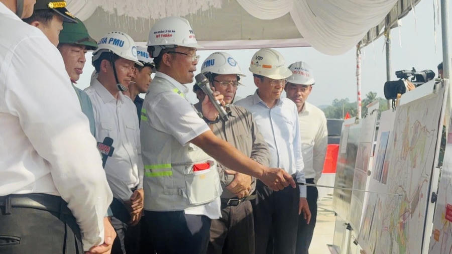Thủ tướng Phạm Minh Chính nghe báo cáo tiến độ dự án.