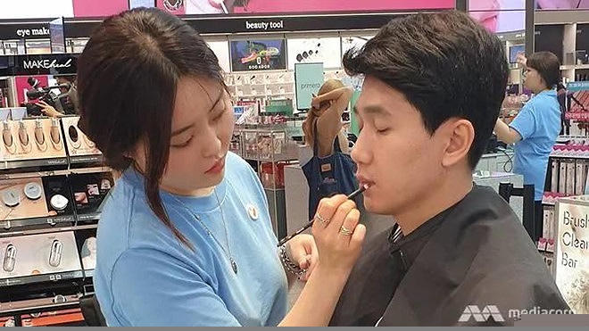 Ngày càng nhiều nam giới Hàn Quốc trang điểm trước khi ra đường.