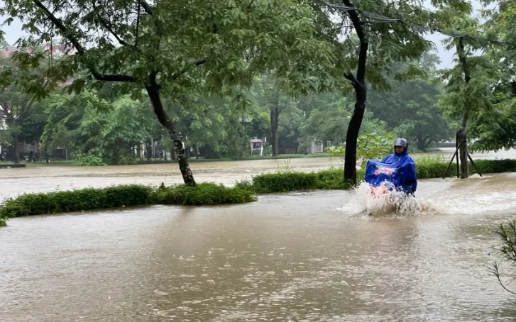 Mưa lớn, nhiều tuyến đường tại Huế ngập sâu.