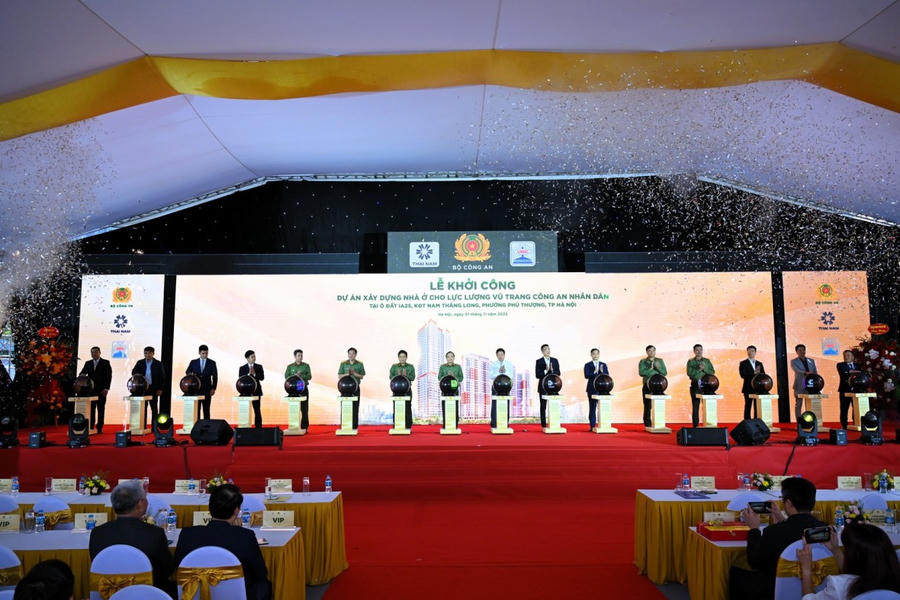 Các đại biểu thực hiện nghi thức khởi công Dự án.