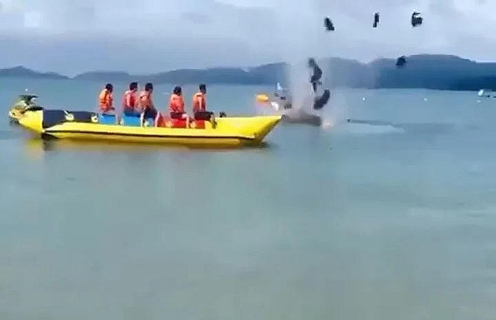 Hình ảnh mô tô phát nổ khiến người lái bị hất văng. (Ảnh cắt từ clip)