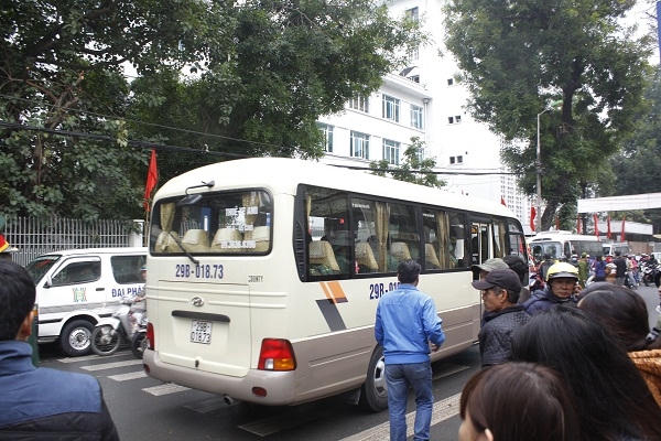 Khi những chiếc xe chuyển bánh đưa những người lính lên đường , một số người vẫn cố đuổi theo.