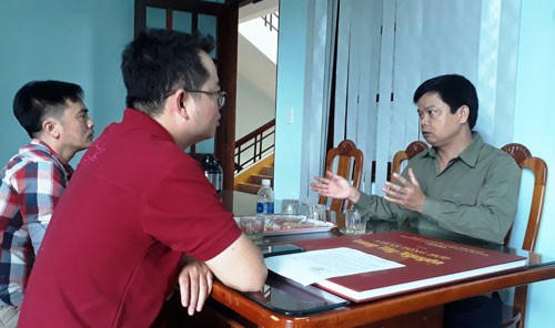 Ông Nguyễn Hữu Quế trao đổi với PV về những lần ông cải trang đi xuống cơ sở.