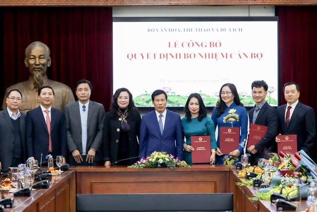 Nghệ sĩ Xuân Bắc cùng các nhân sự công tác tại các cơ quan trực thuộc Bộ VHTT&DL nhận quyết định bổ nhiệm cán bộ chiều ngày 14/1. Ảnh: Bảo Phúc.