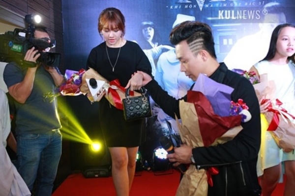 Anh cũng không ngần ngại cầm tay đỡ Hari Won bước xuống bậc thang trước đông đảo phóng viên.