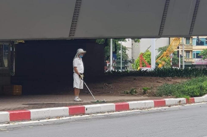 ha-noi-tap-danh-golf-o-chan-cau-vuot-nguoi-dan-ong-bi-phat-1-trieu-dong