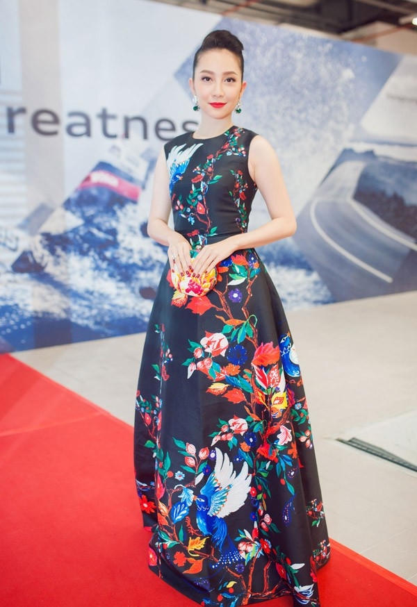 Linh Nga duyên dáng trong bộ đầm phom cổ điển. Trang phục tối giản, màu đen trầm trở nên thu hút nhờ họa tiết thiên nhiên bắt ánh nhìn. Ảnh: An Trần