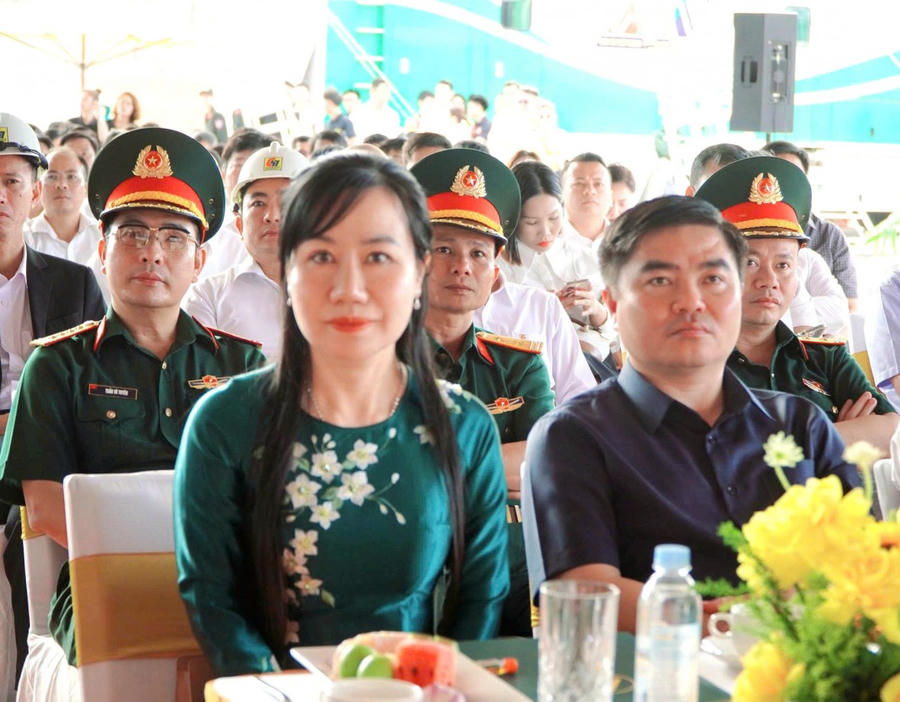 Các đại biểu tham dự Lễ khánh thành, khởi công các dự án, công trình quy mô lớn chào mừng Đại hội lần thứ XIV của Đảng trên toàn quốc sáng 19/12 tại Phú Quốc (Ảnh: Khánh Thùy).