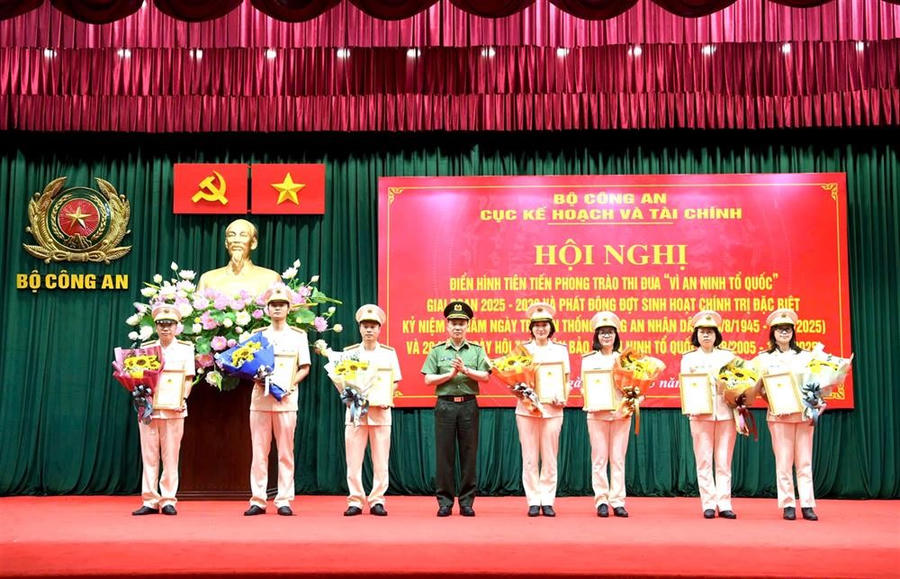 Thiếu tướng Phạm Trường Giang trao biểu trưng tôn vinh 2 tập thể, 7 cá nhân điển hình tiên tiến trong phong trào thi đua Vì an ninh Tổ quốc giai đoạn 2020 – 2025. (Ảnh: BCA)