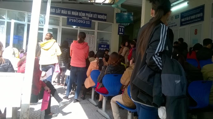Rất đông bệnh nhân ngồi đợi đến lượt vào khám bệnh tại sảnh nhà G bệnh viện Phụ sản TW.
