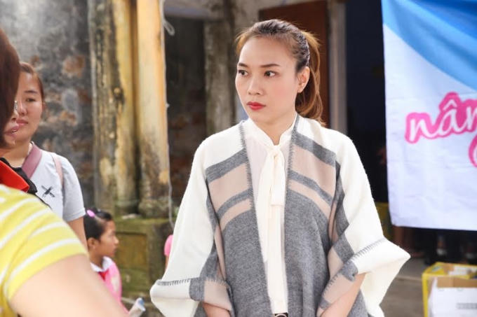 Mỹ Tâm xuất hiện trước bà con quê nhà trong bộ quần áo giản đơn.