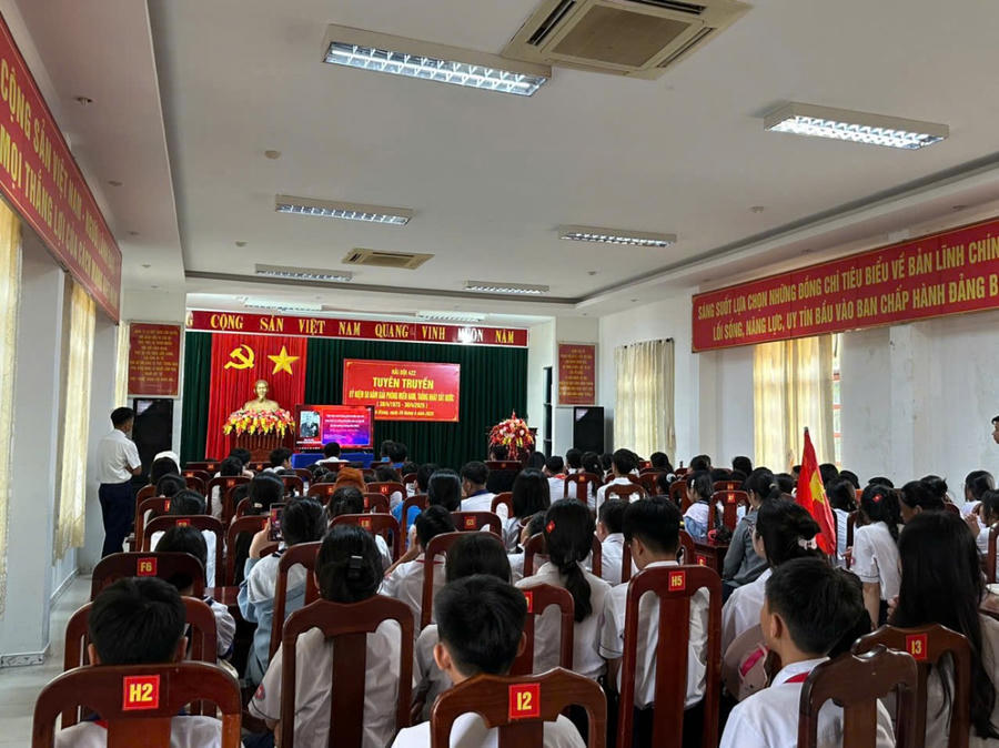 Toàn cảnh Hải đội 422 tuyên truyền kỷ niệm 50 năm Ngày Giải phóng Miền Nam, thống nhất đất nước 30/4 (1975-2025) cho các học sinh trường Tiểu học & Trung học Cơ sở Hàm Ninh